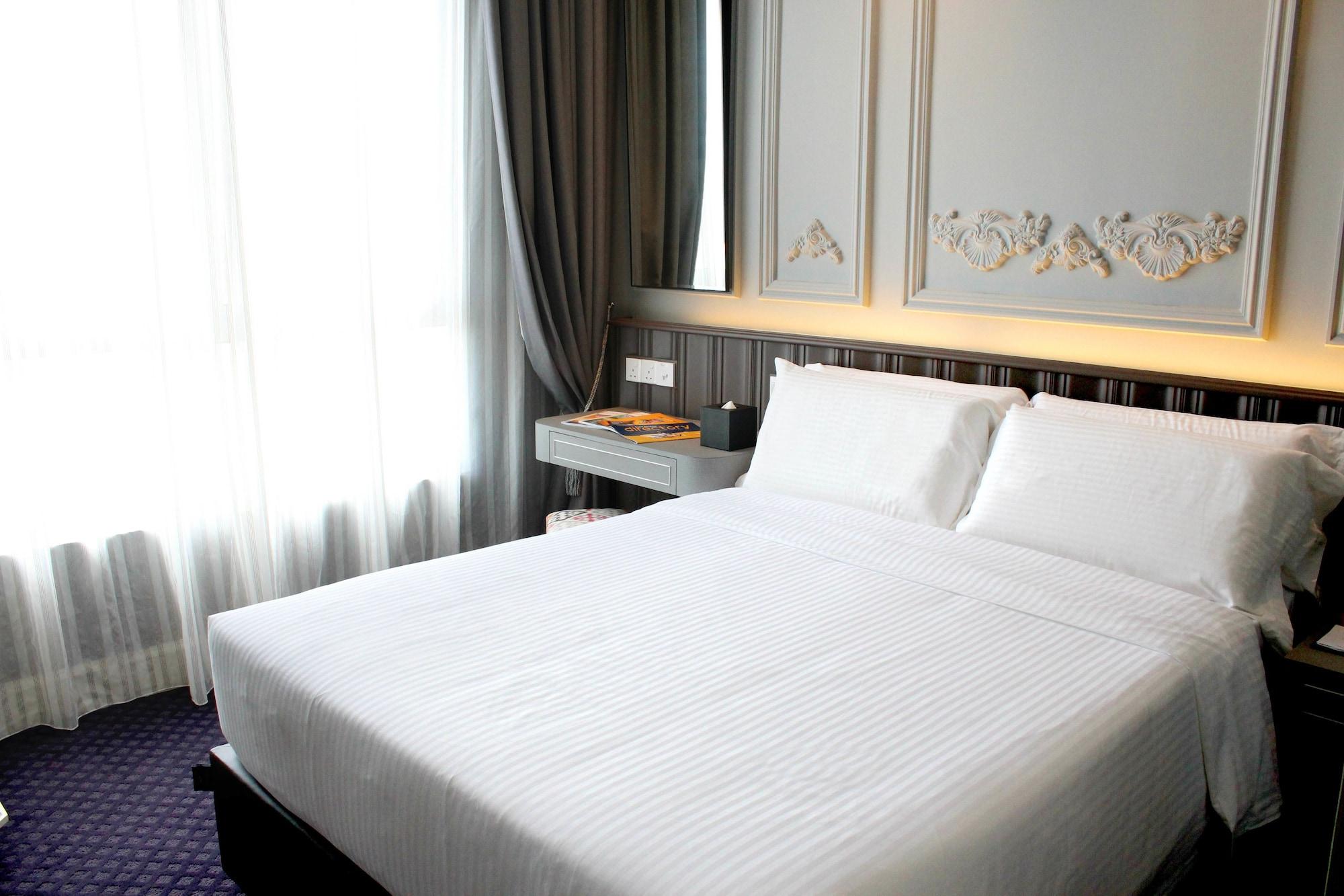 Hatten Place Melaka Exterior foto A bed with white sheets