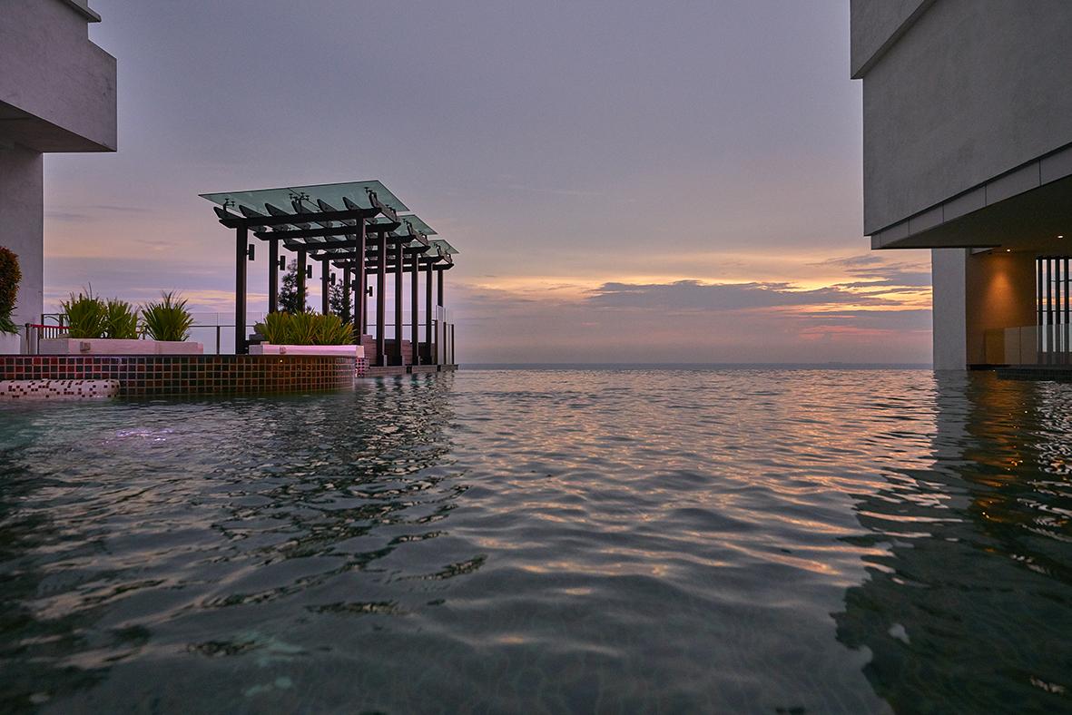 Hatten Place Melaka Exterior foto Infinity pool at the hotel