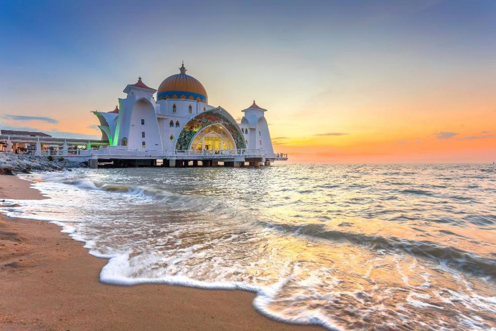 Hatten Place Melaka Exterior foto The mosque at sunset