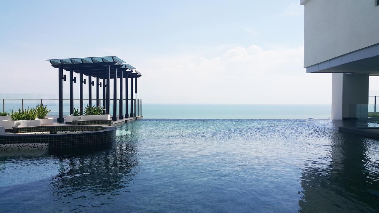 Hatten Place Melaka Exterior foto Infinity pool at the 33rd floor of The View