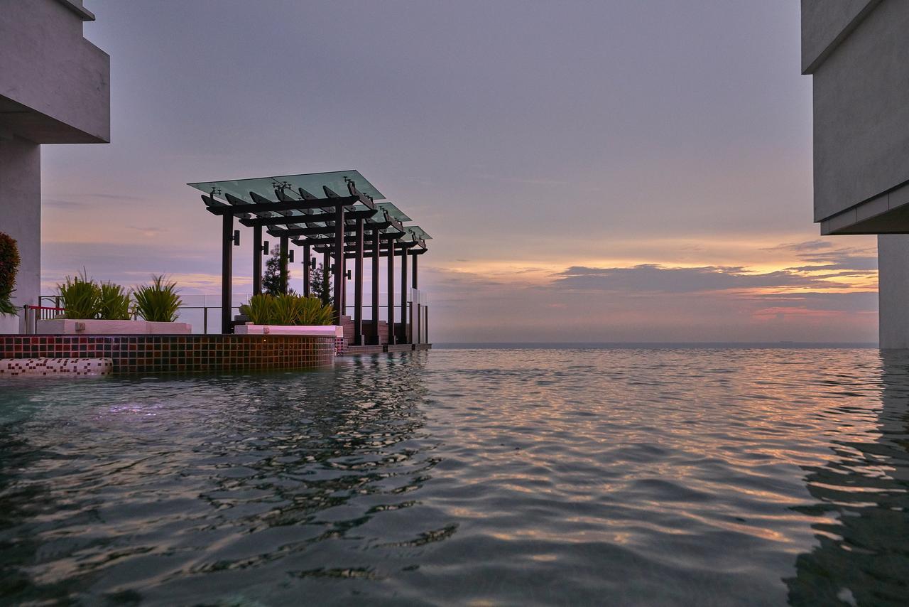 Hatten Place Melaka Exterior foto Infinity pool at the 39th floor